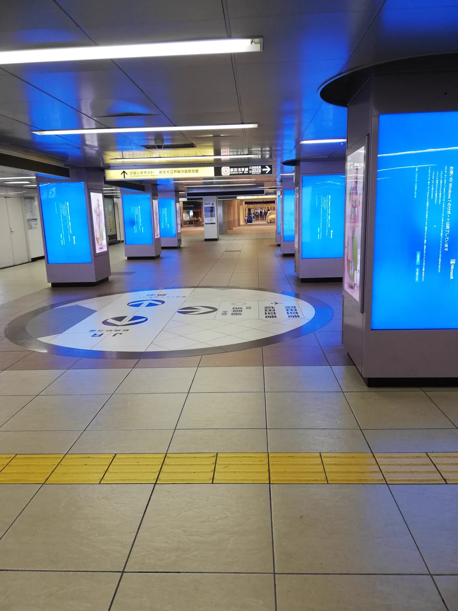 東京のとある駅、広告が表示されず荒廃した都市感を漂わせるｗｗｗ