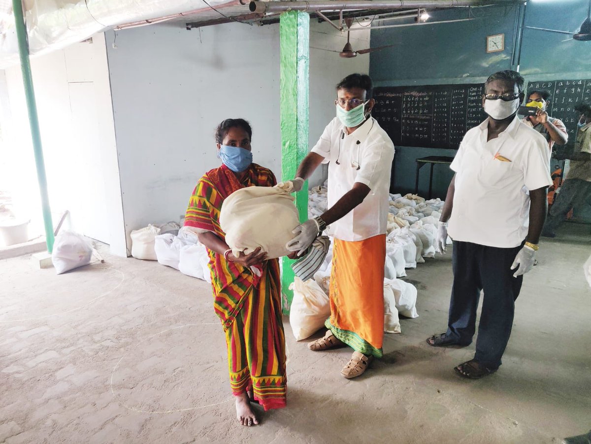 VinojBJP's tweet image. #modikits provided by @BJYMinTN Karur unit to over 100 families with rations to last ten days. Followed all govt guidelines of social distancing during the distribution #BJYMCares @poonam_mahajan @blsanthosh @JPNadda @BJP4TamilNadu
