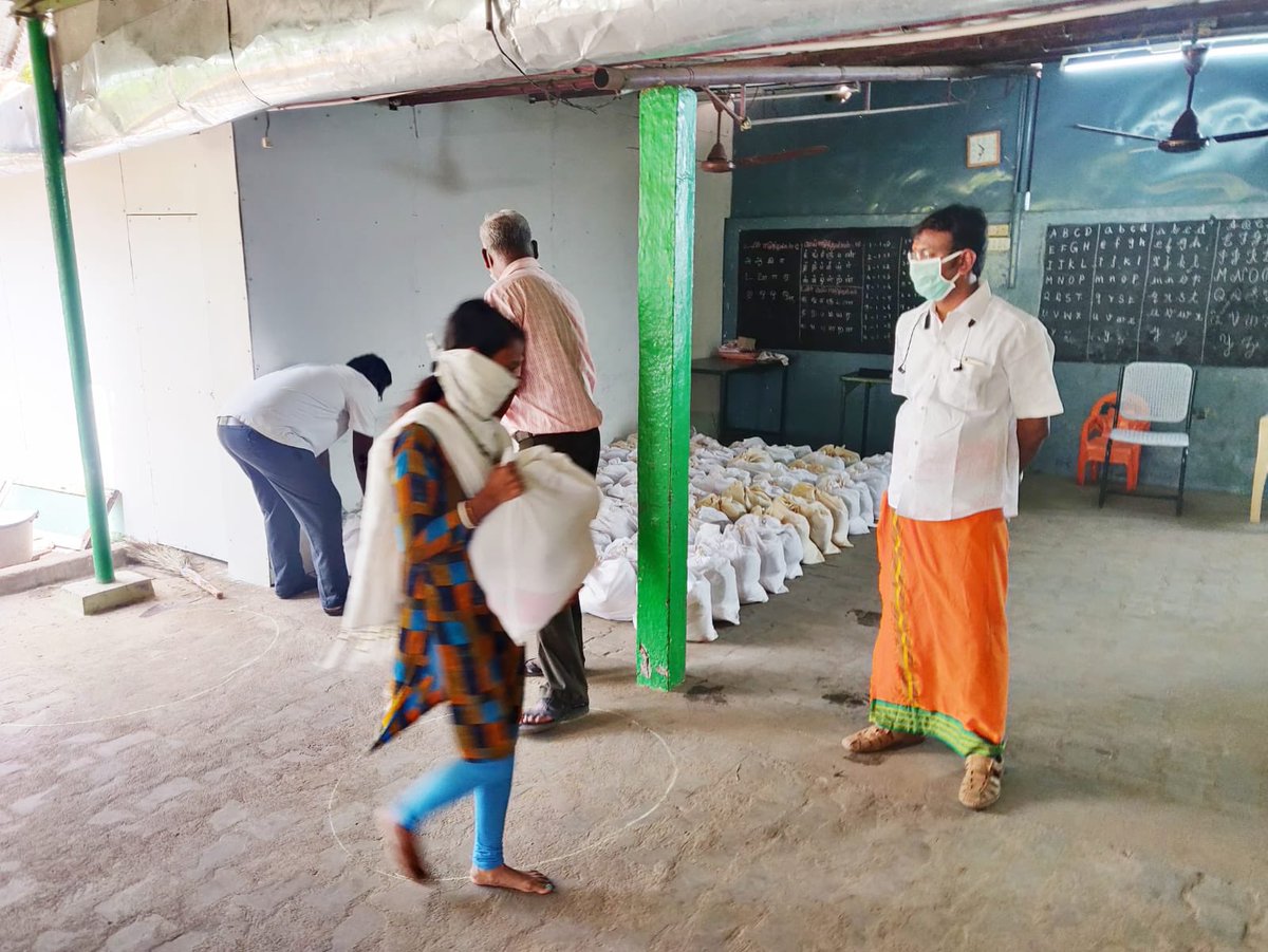 VinojBJP's tweet image. #modikits provided by @BJYMinTN Karur unit to over 100 families with rations to last ten days. Followed all govt guidelines of social distancing during the distribution #BJYMCares @poonam_mahajan @blsanthosh @JPNadda @BJP4TamilNadu