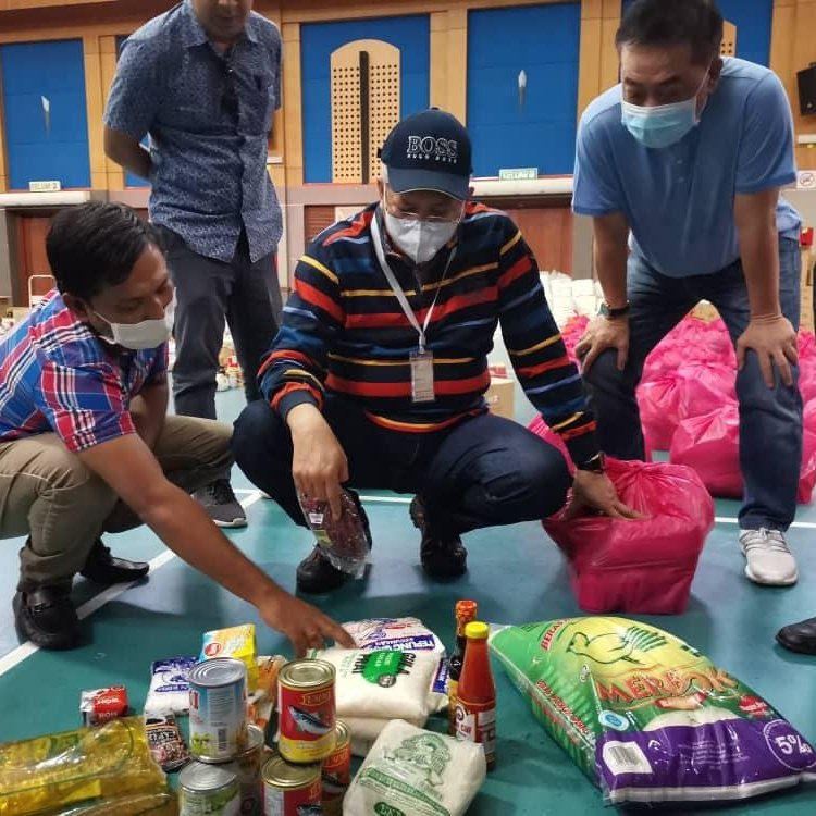 AnnuarTan's tweet photo. @AnnuarMusa sempat tadi lawati operasi membungkus bakul makanan utk 10,000 warga WP https://t.co/a39Dxi71DS