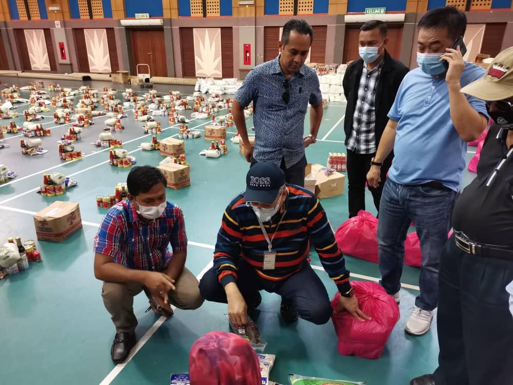 AnnuarTan's tweet photo. @AnnuarMusa sempat tadi lawati operasi membungkus bakul makanan utk 10,000 warga WP https://t.co/a39Dxi71DS