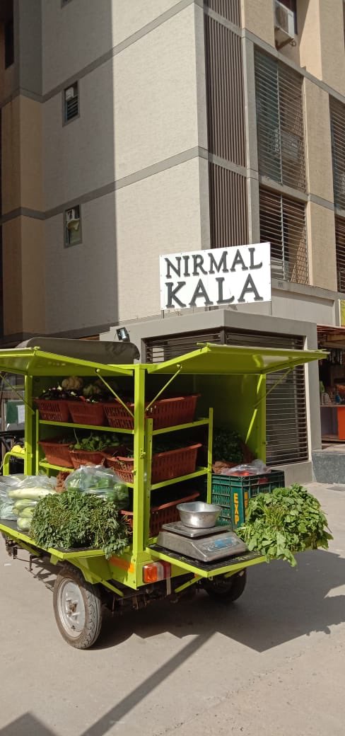 vnehra's tweet photo. VOW Initiative of @AmdavadAMC has been received really well by ppl of #Ahmedabad 

VOW: Vegetables on Wheels

And now ppl are meticulously following social distancing norms while buying their vegetables 👍👍

#AmdavadFightsCorona https://t.co/LdKlDSagp3