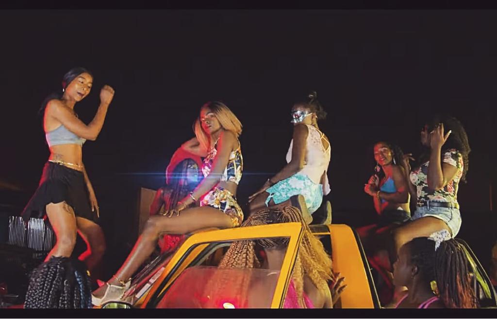 TahmaneMusic's tweet photo. https://t.co/hOYLrEm437 
#SIANDA Music Video Out on YouTube &amp; it's moto!! 🔥🔥🔥🔥🔥
WATCH. COMMENT &amp; SHARE
Cross x Tahmane x Blue
#Badman #Tahmane #Rahpasa https://t.co/uB267wJ7DZ