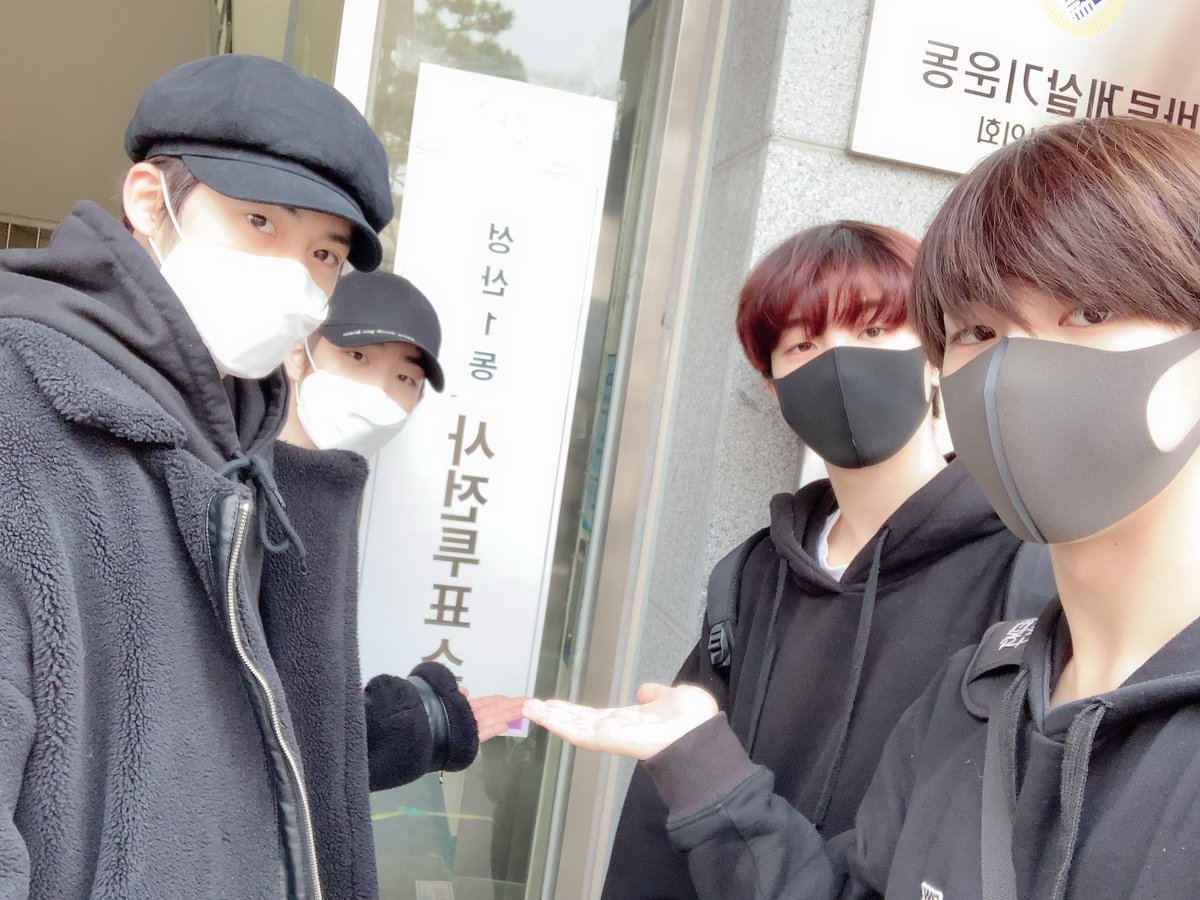 Woollim_rookie's tweet photo. [Woollim_Rookie_협, 윤성, 창욱, 동윤]
오늘 루키즈는 사전투표를 하러 다녀왔습니다😄 윤성,창욱,동윤이의 첫 투표❗ 봄향기 물씬 풍기는 사진과 함께 여러분의 오늘 하루도 행복하세요😘

#Woollim #울림 
#이협 #황윤성 #주창욱 #김동윤 https://t.co/jCKuFhFP97