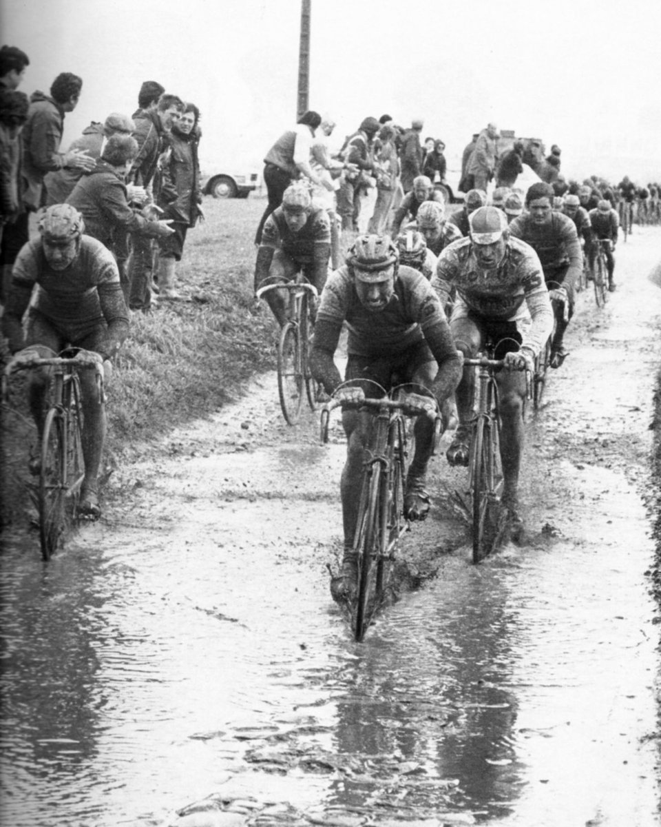 vintageroadcycl's tweet image. Paris-Roubaix 1985 
#parisroubaix #springclasics #cobbledclassics  #pelotontales #monuments