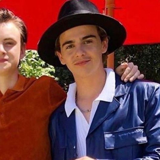 Jack Dylan Grazer as Harry Styles, a thread;