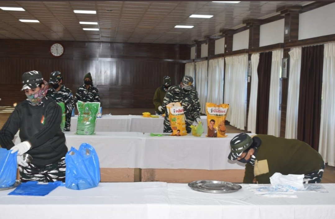 PIBSrinagar's tweet photo. @crpfindia women warriors making food packets to be distributed amongst needy under the Madadgaar #CAFY (CRPF Aahaar For You) scheme.
#LetsFightCoronaTogether
For any assistance 24x7 call @CRPFmadadgaar on 14411
Via @CRPFmadadgaar https://t.co/1ZjAWrZSgw