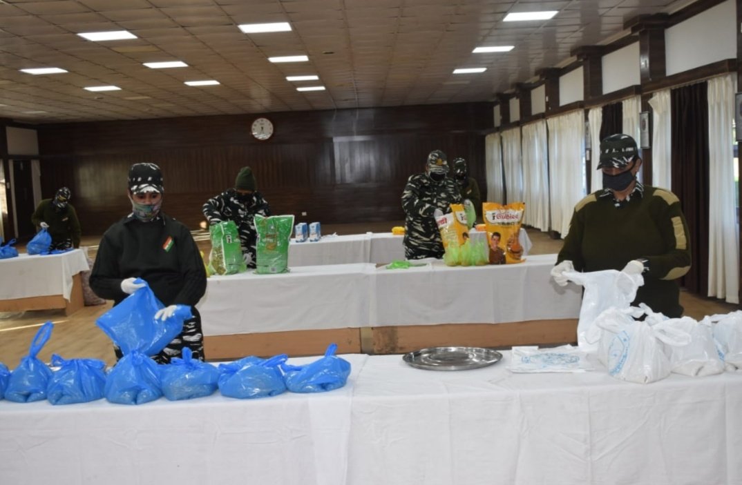 PIBSrinagar's tweet photo. @crpfindia women warriors making food packets to be distributed amongst needy under the Madadgaar #CAFY (CRPF Aahaar For You) scheme.
#LetsFightCoronaTogether
For any assistance 24x7 call @CRPFmadadgaar on 14411
Via @CRPFmadadgaar https://t.co/1ZjAWrZSgw