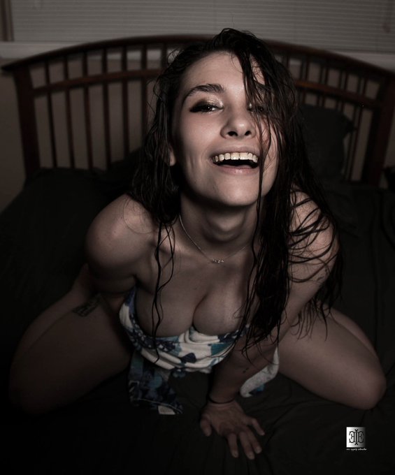 2 pic. Someone keep me company 🤷🏻&zwj;♀️ https://t.co/qQ6C4qRhAu