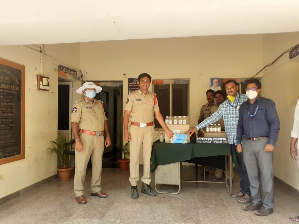 BKurnool1's tweet photo. Those hands need to be kept safe to keep us safe. Bharatgas Kurnool along with M/s. Usha BG handed over Hand Sanitizer and Masks to Ullandakonda Police Station. 
#CoronaStopKaroNa 
#IndiaFightsCorona 
@BPCLimited  @PeethambarantT  @Dhanapals6  @34Prabhu  @shiva8953 @rajmohan2843 https://t.co/0Lf3RnfUQt