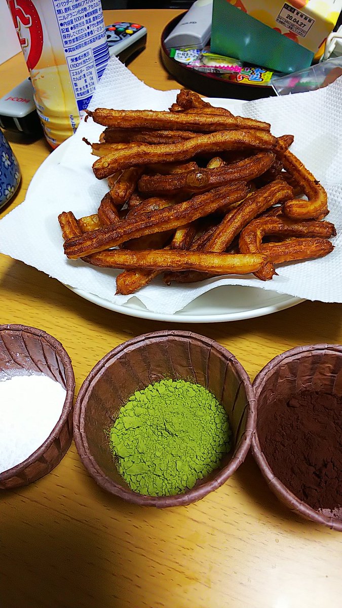 あつま つくったぁぁぁぁぁぁーー 形はあれだけど チュロス ディズニーであがってたやつ 手前のは砂糖と抹茶とチョコ