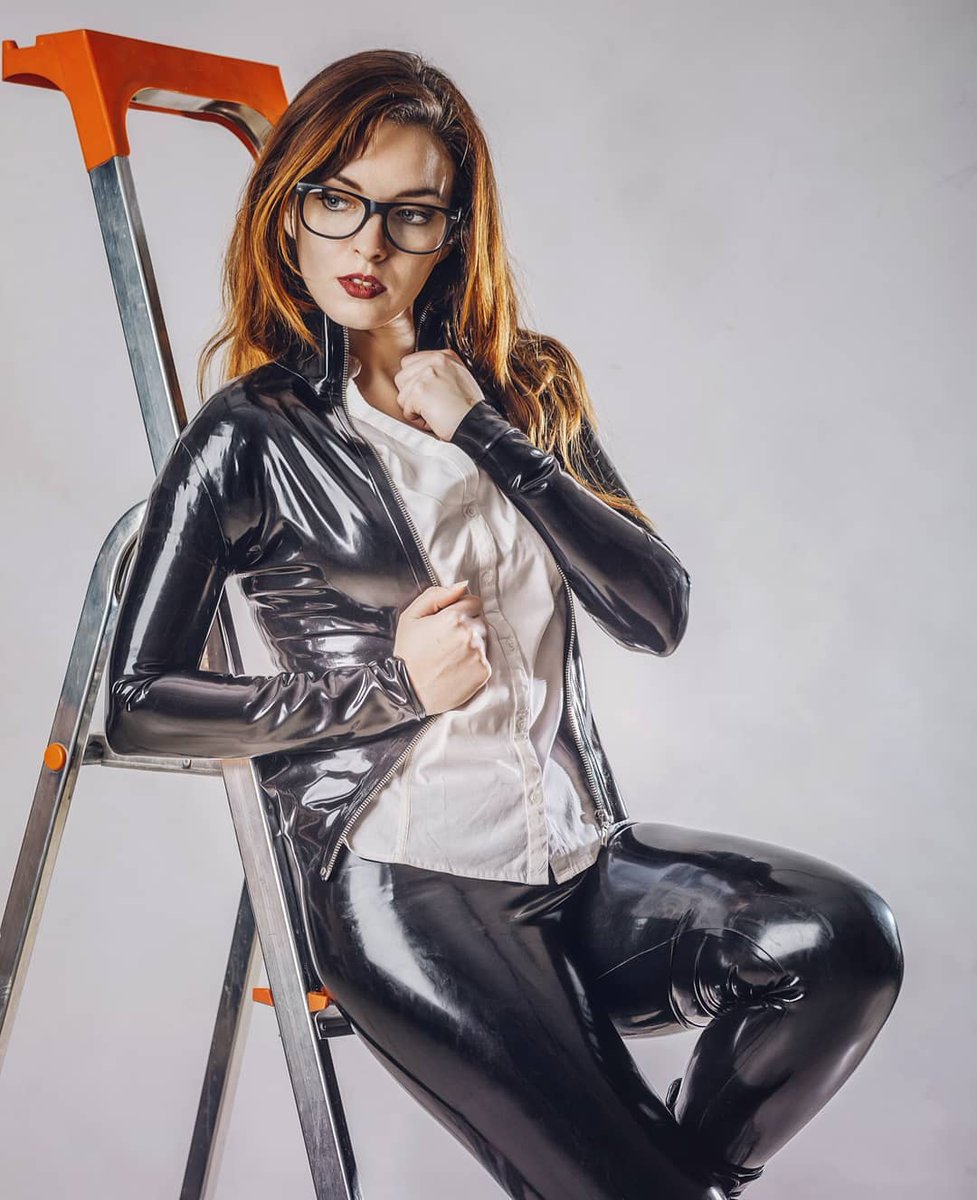 latex_kitsch's tweet photo. Fine art fashion photography 🔥🔥🔥  IG:cazyope📷 Kai Siegel IG: kai.siegel_fotolounge.berlin #latex  #fashion #latexfashion #ラバー #latexdress #fashionphotography https://t.co/h7wxtAOOIY
