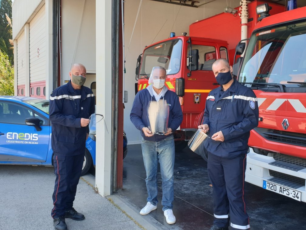 enedisOccitanie's tweet photo. #solidarité en Hérault : Déja une 100aine de #visières de protection fabriquées par Jean-Marc grâce à l'impression 3D ! Aussitôt produites aussitôt livrées !  Comme ici aux pompiers du Bassin de Thau. Fiers de l'engagement de nos salariés contre la propagation du #coronavirus https://t.co/nTA9mGoDgO