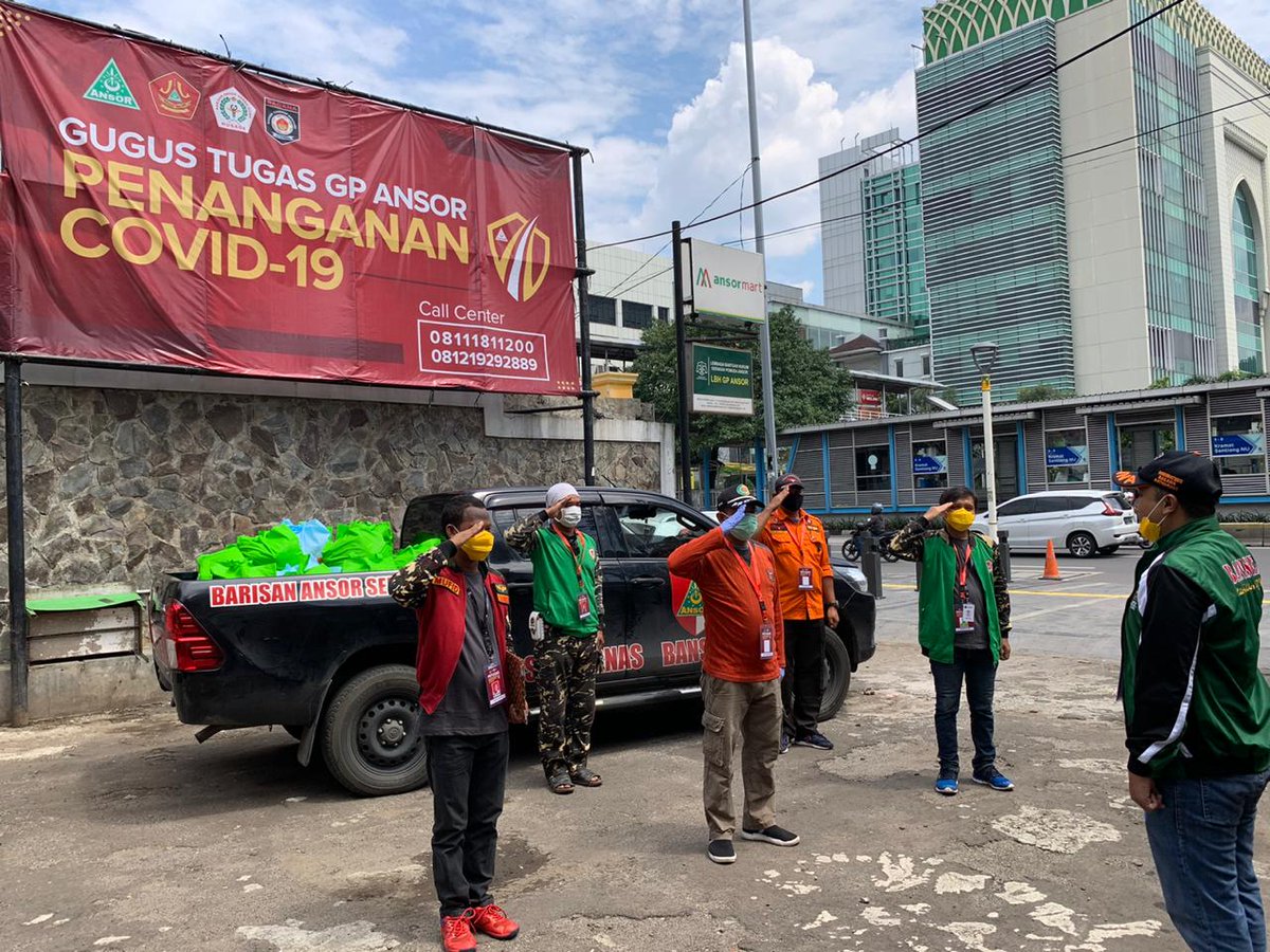 Official_Ansor's tweet photo. Breafing tim distribusi bantuan Ansor ke kader dan masyarakat terdampak Covid-19 di DKI Jakarta oleh wakil kepala Gugus Tugas GP Ansor Penanganan Covid-19

#AnsorMelawanCorona https://t.co/oH9o28wA4C