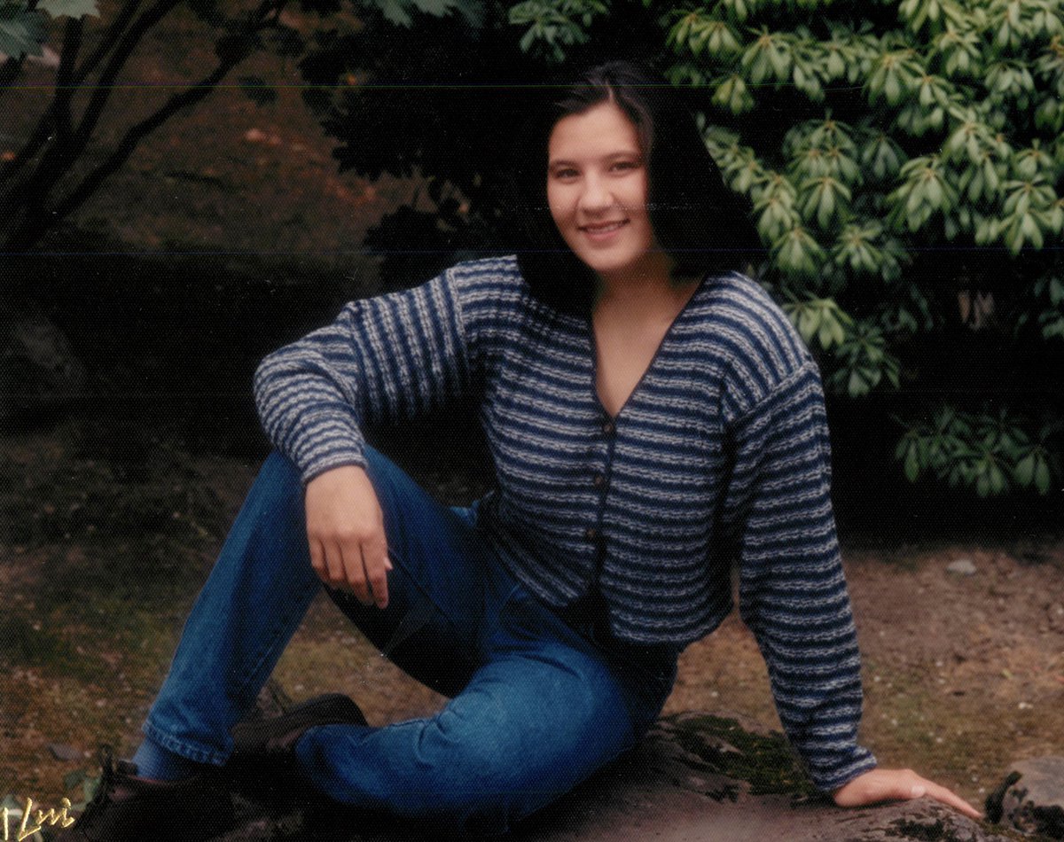 rochellenguyen's tweet photo. Here is my senior-year photo to post in solidarity with the class of 2020! #mountainviewhs #thunder #ClassOf1995 https://t.co/SRDJwBRd33