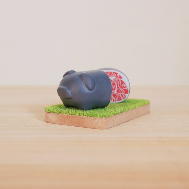 tonsoku5's tweet photo. ／
エアデザフェス参加！
＼

手のひらサイズのブタ雑貨
「SLICE PIG-スライスピッグ-」

2年ぶりの出展がなくなって悲しいけど、秋には参加予定です。
ネット通販も近々開始するのでよろしくお願いします( ´ v ` )

#デザフェス
#あつまれ爆烈祭典 https://t.co/vw7yNN4jNV