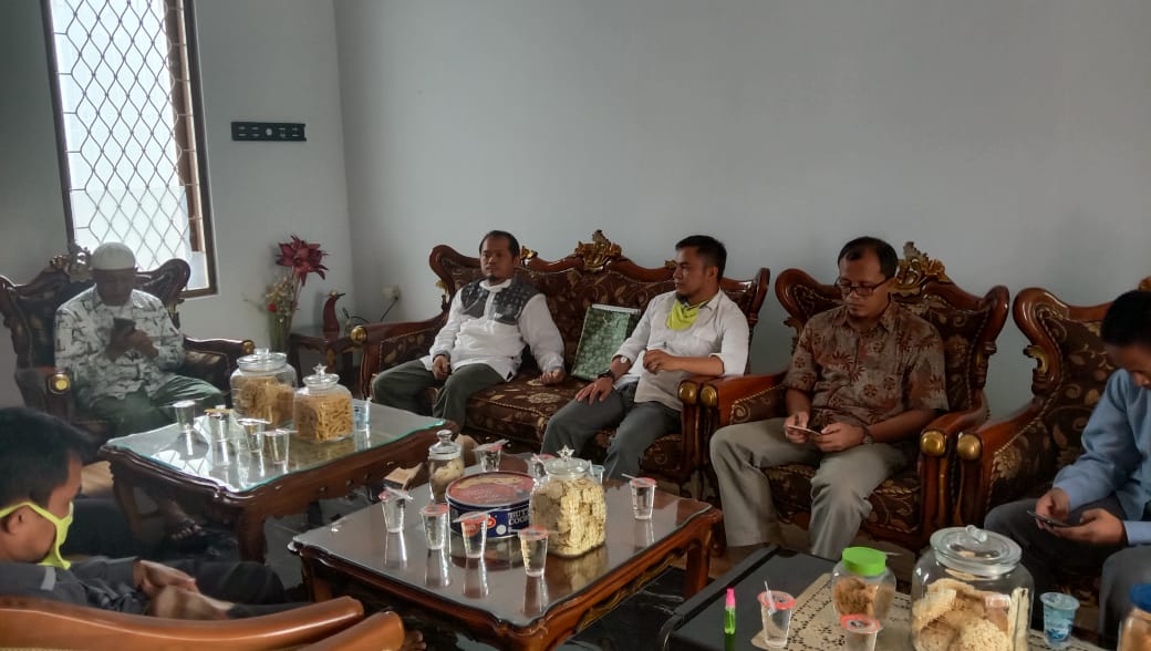 UusRsd's tweet photo. Silaturahmi berbalas budi, mengucapkan terima kasih &amp; penghargaannya kepada H. Udin Saefudin owner Tanjung Mulya PS yg sudah menitipkan 10.000 ekor ayam kepada @PKSejahtera untuk disampaikan kepada anak yatim piatu &amp; dhuafa.

Semoga rizki beliau semakin melimpah. Aamiin. https://t.co/H7HYqPIEO9