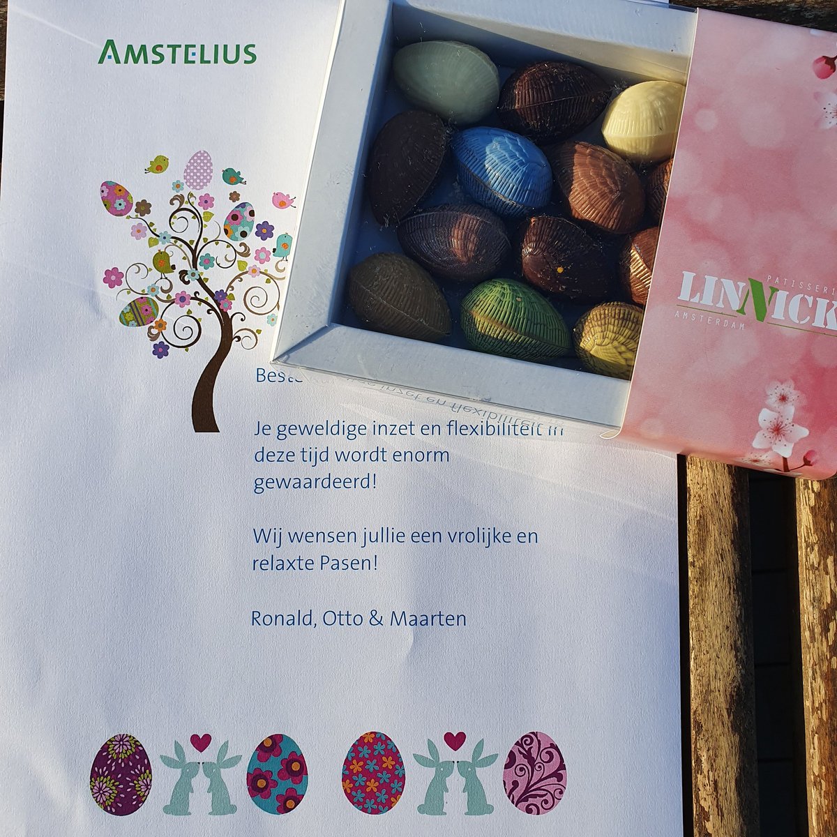 AMSTELIUS's tweet photo. 🌈🥚ZOEKEN MAAR!!!
Alle collega's hebben we verrast met heerlijke paaseitjes van #Linnick ! Deze keer per post voor al onze kanjers die thuis zo hard aan de slag zijn! De eitjes zijn zo lekker nu maar hopen dat ze Pasen halen :)
Vrolijk pasen!
👉🏻 Deel je mooiste paasei! 🌈🥚🐰 https://t.co/MxM9rfPhcG