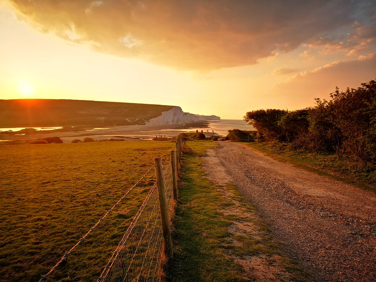 JadeHarker01's tweet photo. LOCKDOWN 🔒| 5am Adventure to capture the sunrise over the #SevenSister Clifs in #Seaford , armed with a Camera, Bikes 
and Hot Chocolate! ☀️🚴‍♀️📸☕ @gungoed10 https://t.co/2GTH6oi3OA