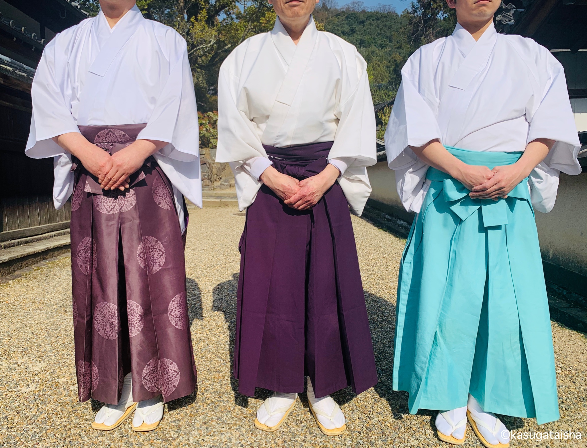 春日大社 Kasugataisha Shrine 公式 袴の色 実は神職がはく袴にも色の違いがあります これは神職の身分によってはく袴が変わっていきます 写真は3級 2級 2級上ですね このさらに上に1級と特級があります 神社 春日大社 神職 T