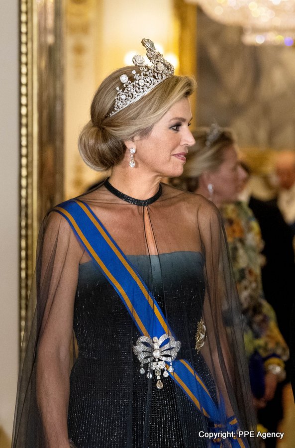 josineevers's tweet photo. Tijdens het staatsbezoek aan het Verenigd Koninkrijk droeg Máxima een indrukwekkend diadeem, maar haar jurk verdient ook wel wat aandacht:
https://t.co/nsnTrG4J5O https://t.co/VzZGFmfUMR
