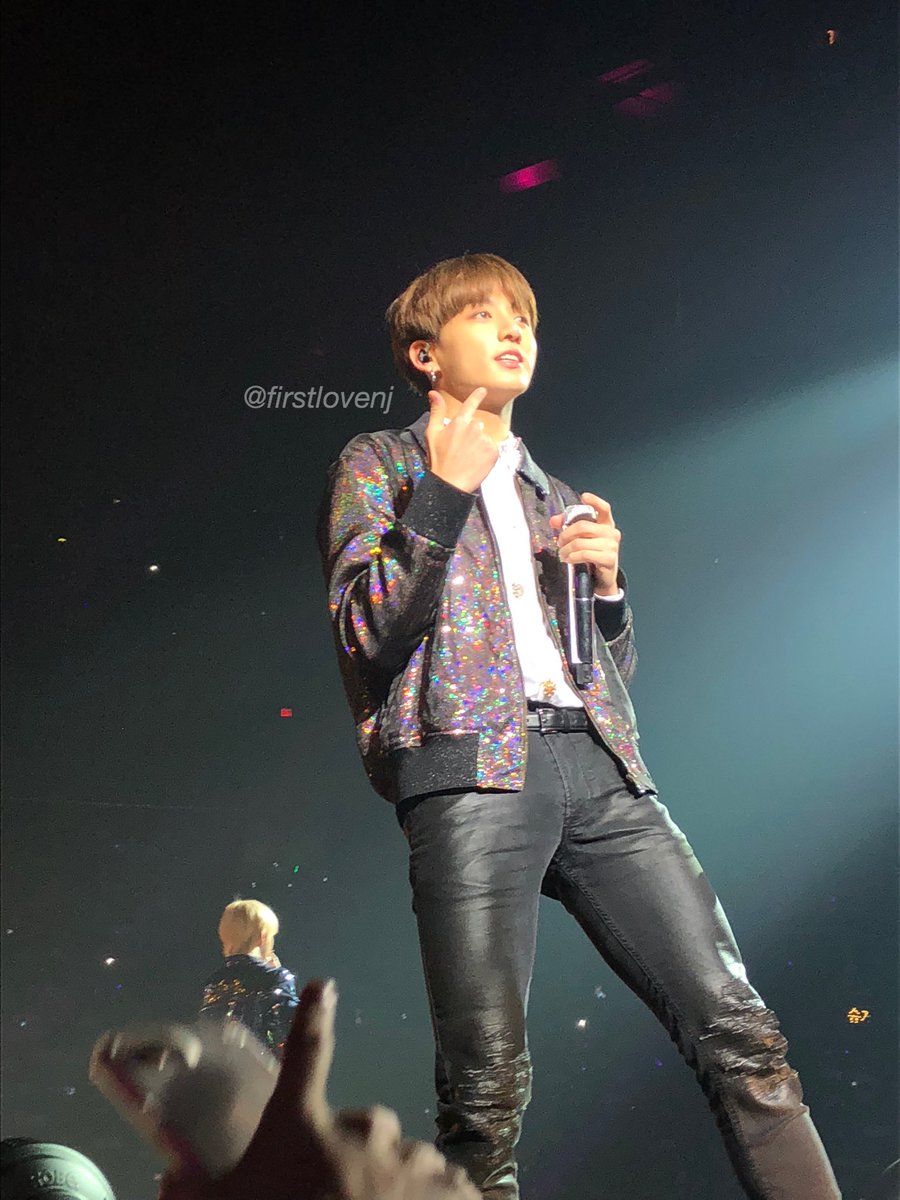 can u believe this is the only photo i really have of jk, he moves too much during the concerts 