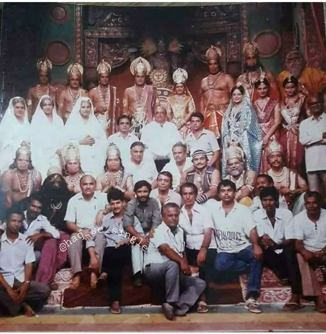 Most iconic and rare photo of Ramayan where on screen behind the screen creative team everybody together most memorable moment for me.....