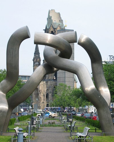Letnapark's tweet photo. Brigitte #Matschinsky-#Denninghoff *2.6.1923 Berlin – 11.4.2011 Bildhauerin; vor 1989 Symbol der Teilung, danach der Wiedervereinigung. 2011 zunächst zwischengelagert, pfeifen einige Vögel von den Luxusdächern, man wolle keine Kunst da unten
[#Tauentzien; mit Martin Matschinsky] https://t.co/VSIHc3wiFw
