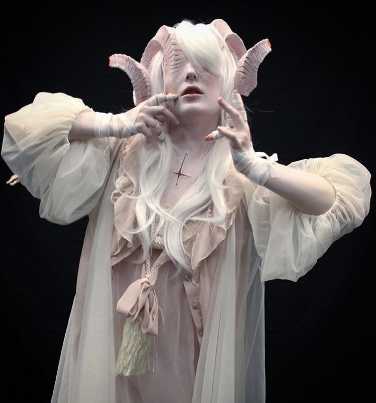 多眼 アルビノのメイク この方はgabi Gonzalesというキャラクタークリエイター兼コスプレイヤーされてる方で 18年にnyのタトゥー絵のキャラを友達にアルビノメイクしてます 凄すぎて2度見しました Ko Fiで イラストやメイクのコミッションして