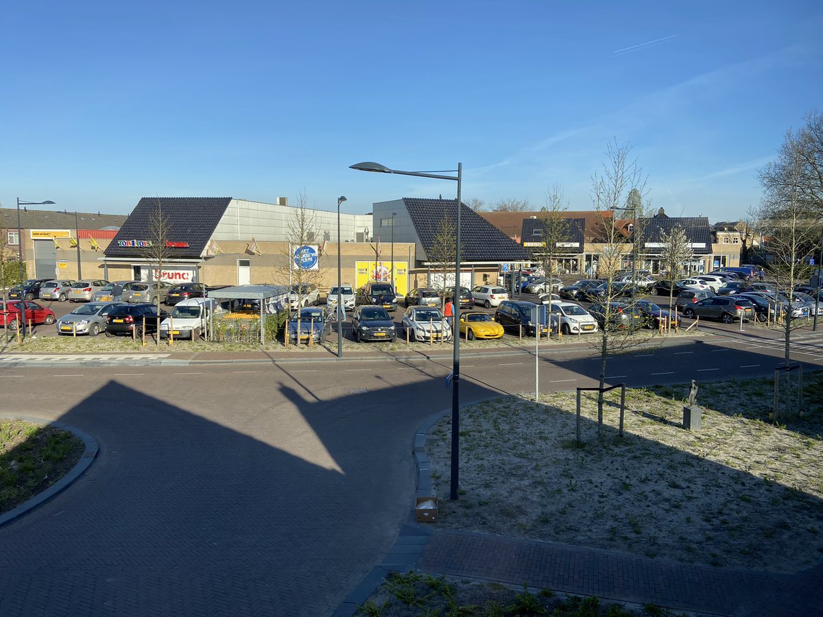 ZeelenbergSerge's tweet photo. Lockdown bij #jumbo supermarkt nope... mensen wees verstandig anders hebben we zo weer een piek te pakken https://t.co/Yh0tkgfveB