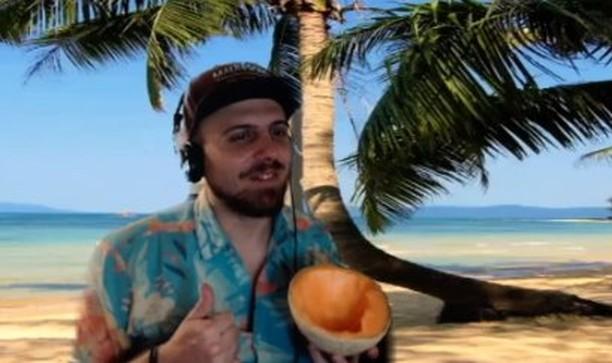 Este sujeto rompió la cuarentena para irse a la playa a comer melón. Todos reporten a @gringuex1 por su falta total de respeto.