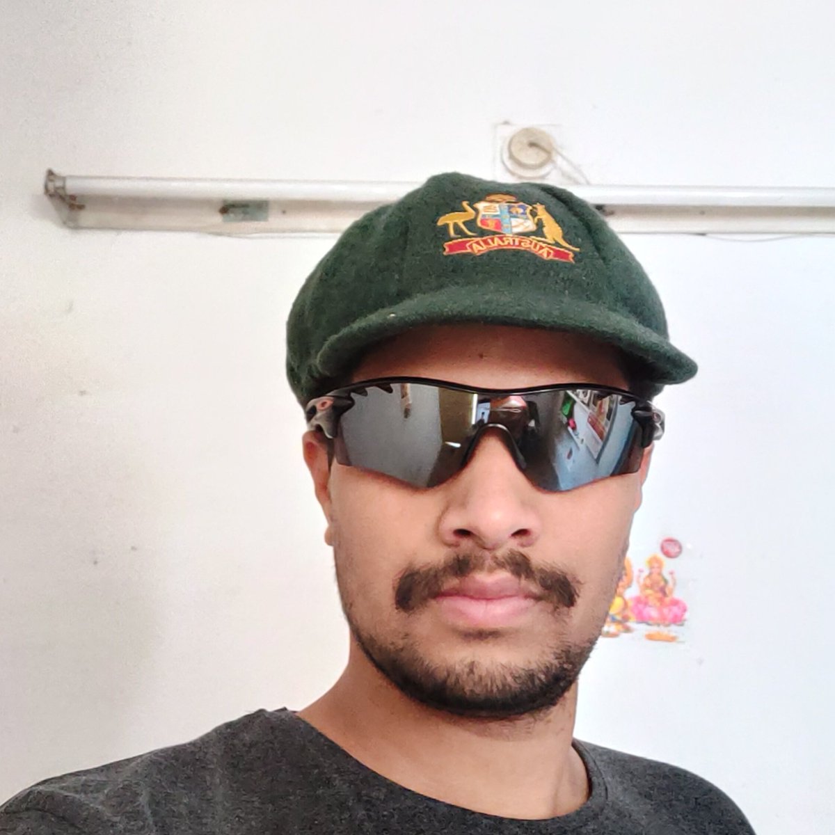 nyalkalkars27's tweet photo. Just loved this baggy and Oakley amazing one. #Quarantine #Oakley #StaySafe #StaySafeStayHome #StayAtHome #home #Australia #baggycap #QuarantineAndChill https://t.co/QqunRK4GVr