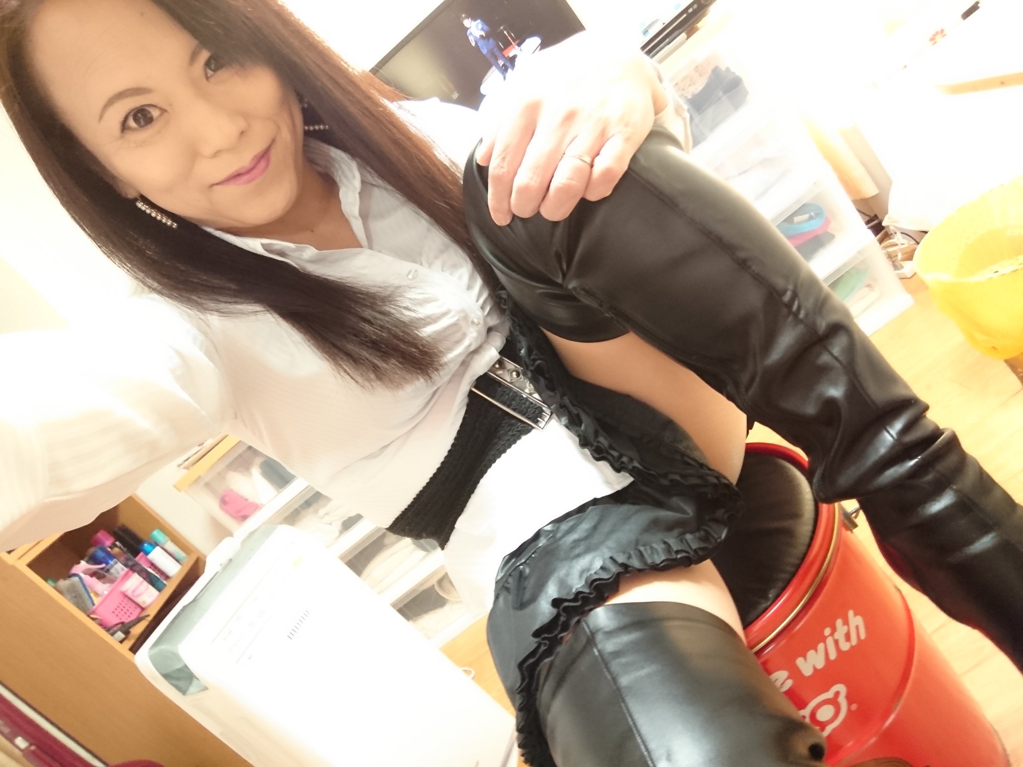 人妻　ナイハイ 👠波恋恥🥃今日もモチのロン‼️やりますよ😘ニーハイブーツ😍ご指定ご予約様もいらっしゃいますしね💖  それに働かないとギリギリ生活の庶民は☹️綺麗事抜きにおまんま🍚食べられないしぃ🙄  そもそも4/1グランドオープンから☺️お客様=りかファン💖あっての ...