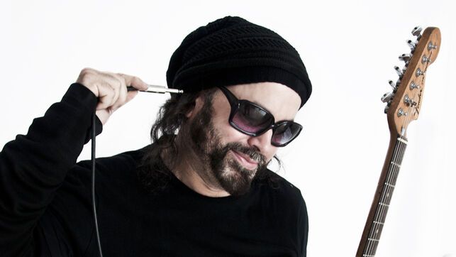 hoy cumplen años dos músicos muy queridos por los #cubanos #carlosvarela e #isaacdelgado, ambos marcaron una época en #Cuba en sus respectivos géneros
desde la #negratomasa en #Madrid queremos felicitarles!