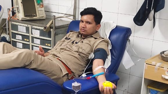 112UttarPradesh's tweet image. #गौतमबुद्धनगर:-सड़क दुर्घटना के कारण फोर्टिस अस्पताल में भर्ती 25 वर्षीय युवक के ऑपरेशन के लिए दुर्लभ रक्त समूह O निगेटिव की व्यवस्था कहीं भी न हो पाने की सूचना मिलते ही #PRV4661 पर तैनात आरक्षी #हैप्पी_फर्शवाल ने तुरंत मौके पर पहुंच रक्तदान कर घायल युवक की जान बचाई!
#SaveLife