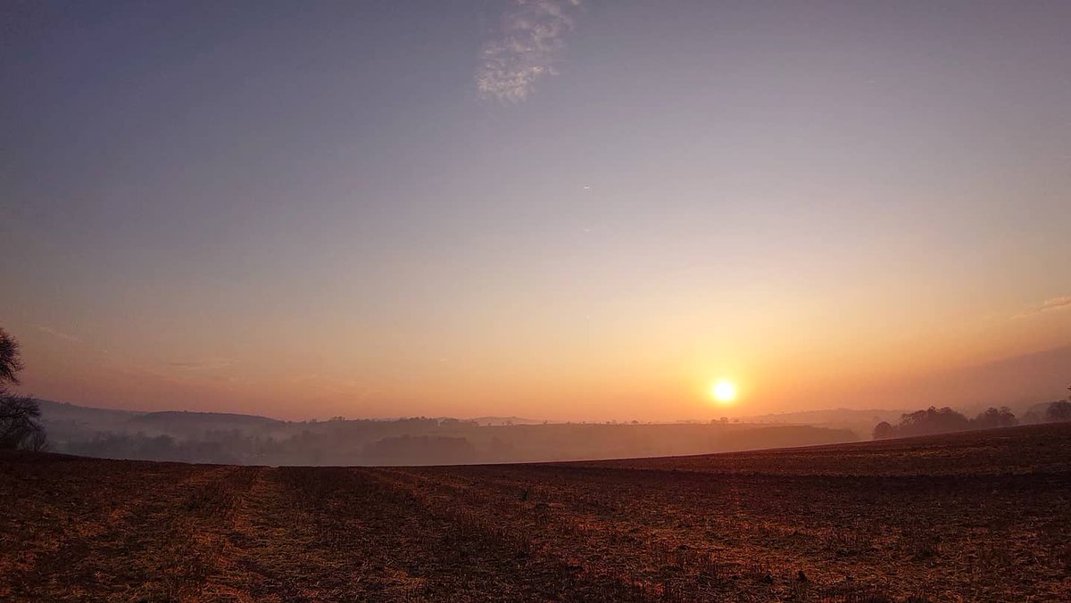milkshakelady89's tweet photo. Perfect start to the day watching the sun rise https://t.co/ILMsUAy81D