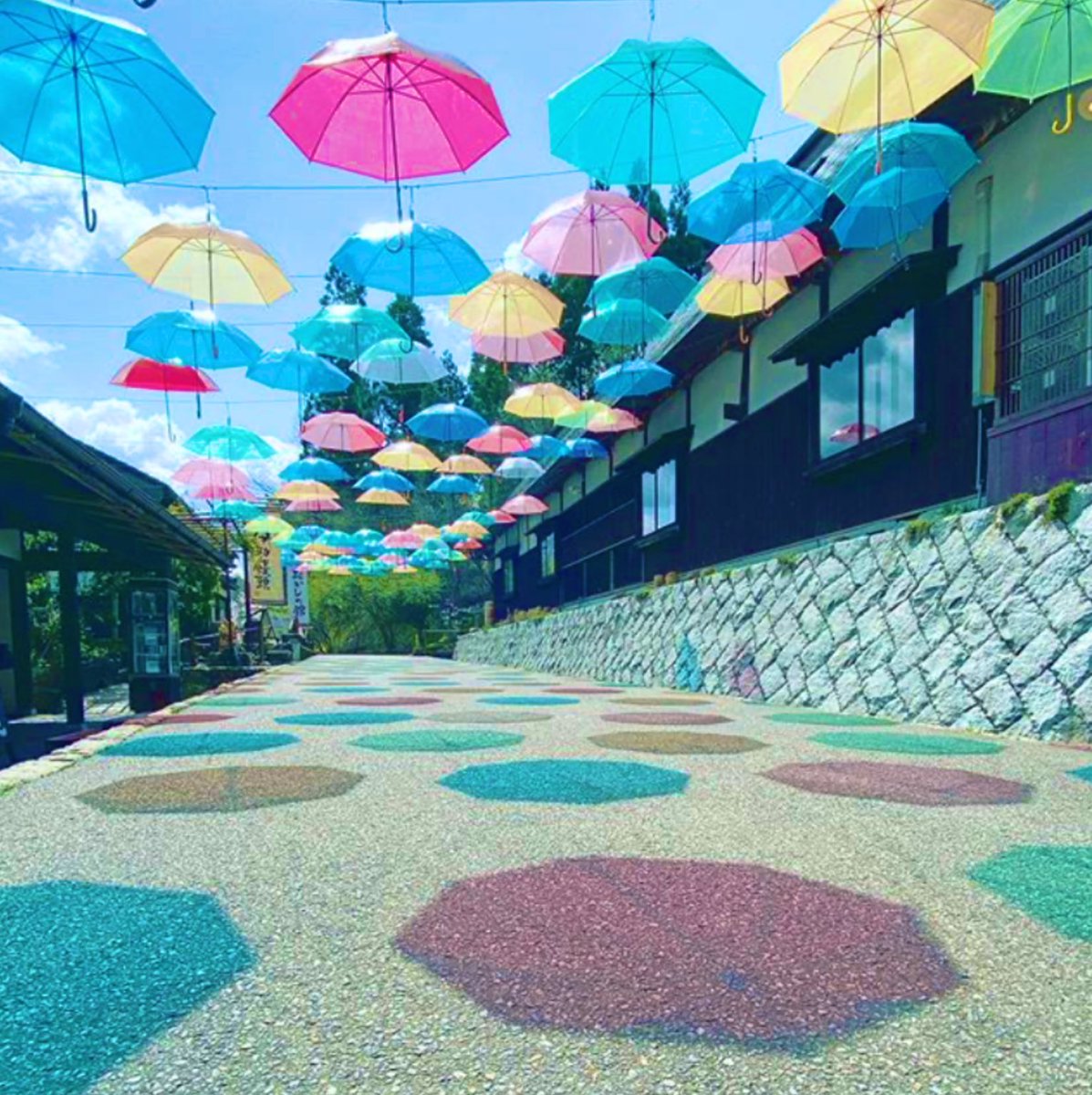 yuzubestever02's tweet photo. ❤💚💛色々な色
#Japan
Credit: https://t.co/KRYKvJbbKG
☂️#加賀温泉 #Ishikawa
☂️#ハーブ園 #猪苗代町 #fukushima
☂️#interior #design #Japanese #style
🌸#rainchains #雨樋 #鎖樋 #cafe #yamaguchi
#カラフル #colorful #Umbrella #art #photo #peace
#StayAtHomeChallenge #StayAtHomeSaveLives https://t.co/NGotT6Picx