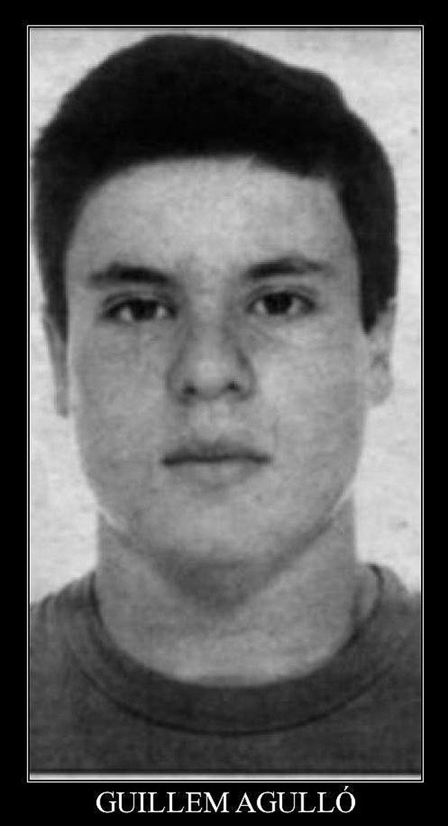carlesmulet's tweet photo. Avui fa 27 anys  feixistes assassinaren a Guillem Agulló xser un jove combatiu que l'únic que desitjava era viure en llibertat. Hui i sempre continuarem lluitant contra el feixisme. deixe vídeo del record que li vam fer fa dos anys al Senat https://t.co/fwgXQivJ9S #GuillemAgulló https://t.co/y2wrHwmoXA