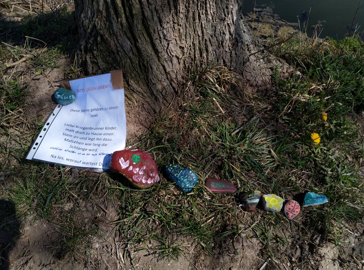 Anfang April hat jemand in meinem Dorf ein Spiel für die Kinder des Dorfes gestartet.
die Kinder sollen einen Stein bemalen und an die Reihe anlegen.

ein thread.