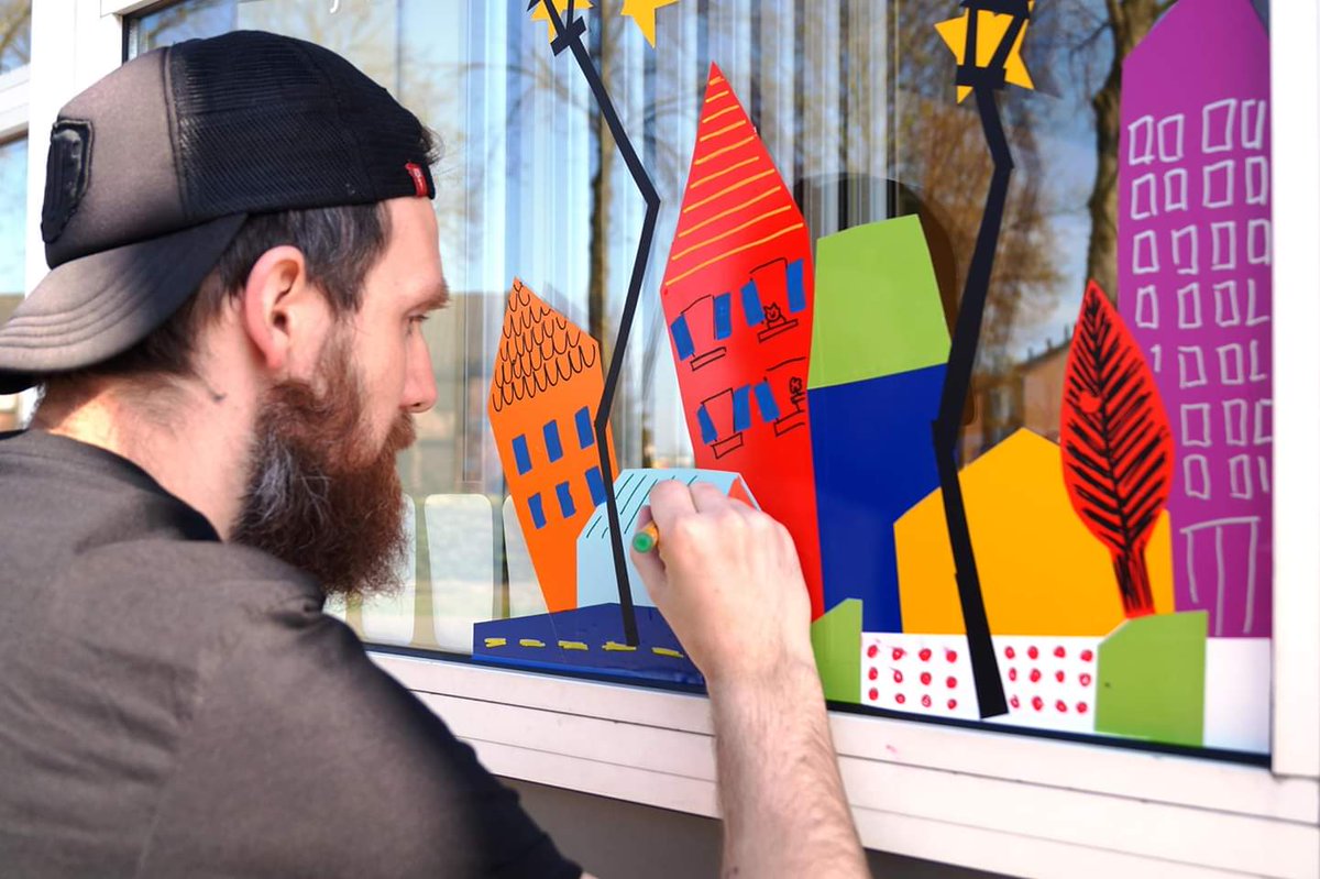 Straatpoëzie vormgeven in Venlo. Raamgedichten van Jaap Robben, Bette Westera en K Schippers. Tof initiatief vanuit Cultuurimpuls Venlo, Cultuur in Venlo, @Kunstencentrum Venlo, @biebvenlo, Venlo Partners, Inclusio, BS de Klingerberg, Mikado en de Toermalijn