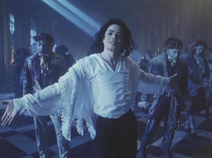 Кэтрин зета-джонс призрак дома на холме. Ширли джексон призрак дома на холме. Призрак майкла джексона. Кэтрин зета-джонс призрак дома на холме. Привидение 1997.