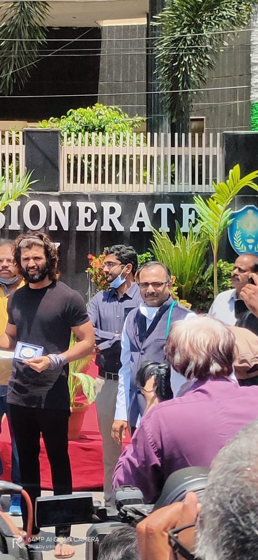 vdk_club's tweet photo. #coronaawareness program at cp office hyd
@TheDeverakonda ❤️
#VijayDeverakonda
@HEROVIJAY9 @VJDeverakondaFC https://t.co/oKZjJPtUpA