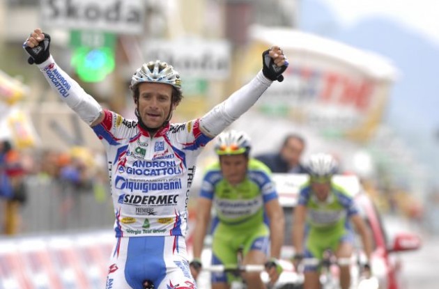 Le duo italien de la Liquigas Basso-Nibali passe à l& #39;offensive. Seul un coureur peut les suivre. C& #39;est Michele Scarponi. Un autre italien qui va collaborer avec les Liquigas et qui se verra offrir par Basso et Nibali la victoire d& #39;étape en récompense !