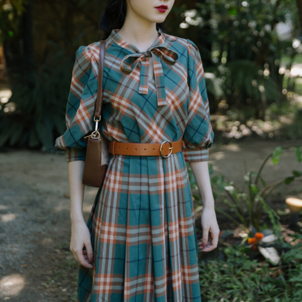 Manusmachina 青碧色の格子縞ヴィンテージワンピース T Co Owujktnraj ヴィンテージな雰囲気が漂う格子縞ワンピース スタイルも素材感もゆったりしており ラフで気取らないコーデが楽しめる ワンピの雰囲気をいかして ちょっぴり レトロな