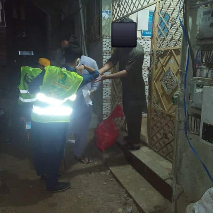 AikAwamPK's tweet photo. Early morning today between 2am and 5am we delivered ration to 314 families in Upper and Lower Gizri taking our total number of families served to 2500 with 2221 registered on the Sindh Relief App with their home location for similar future needs. #PakistanVsCorona
Ration drive https://t.co/Hb686ep6ha