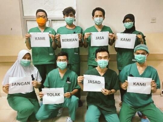 Harus sampe begini ya? Sedih tau liatnya. Ketaker dah yang nolak-nolakin jenazah tenaga medis yang gugur sebagai pahlawan juga orang2 yang sama yang selalu paling depan kalo ngomongin Indonesia itu adat ketimuran, gotong royong, sopan santun, lemah lembut dan tai kucing lainnya.