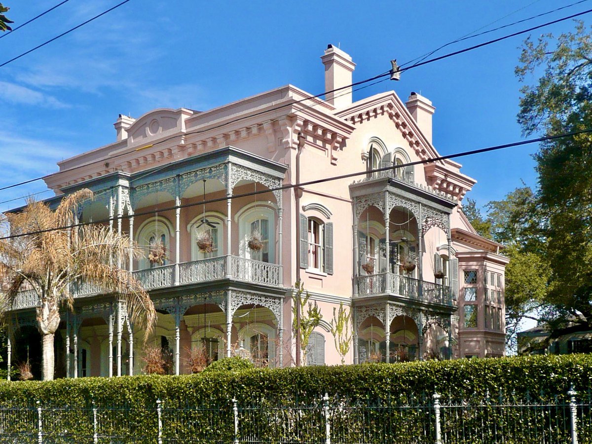 Une photo de plus d’une maison du Garden District à la Nouvelle Orléans #nola #neworleans #explorenola #wheninnola #onetimeinnola #louisiana #visitnola #visitneworleans #louisiane #nouvelleorleans #neworleanslife #showmeyournola #exploreneworleans #Ilovenola #gardendistrictnola