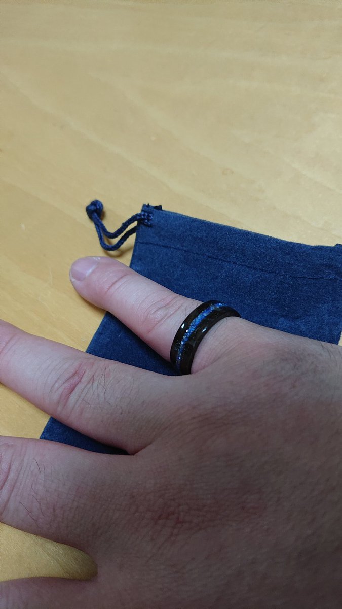 handmader777's tweet photo. こちらは男性用に作ったベントウッドリングです💍
たしか20号だったと思います^o^

素材はローズウッドです♫
普段使いにしてくれているようです😃

木の指輪は珍しいようで、指輪について聞かれることが増えたそうです^ ^

#ベントウッドリング　#ハンドメイド https://t.co/UlBxMecgwH