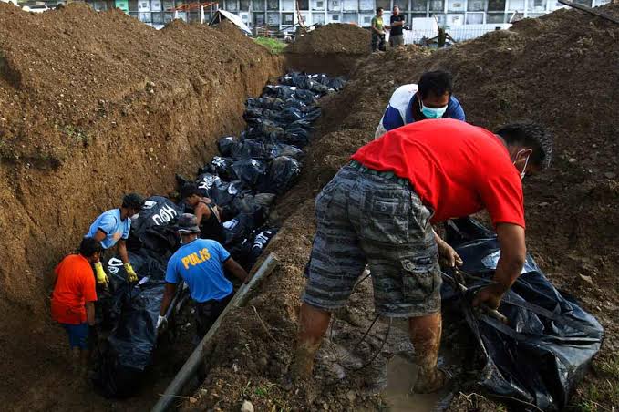 never forget typhoon yolanda in 2013 when the aquino admin pegged the total deaths at 6,000 when the real numbers rose as high as 15,000. thousands die, rotting in unmarked makeshift mass graves, unreported, forgotten, just so the govt could claim it has everything under control.