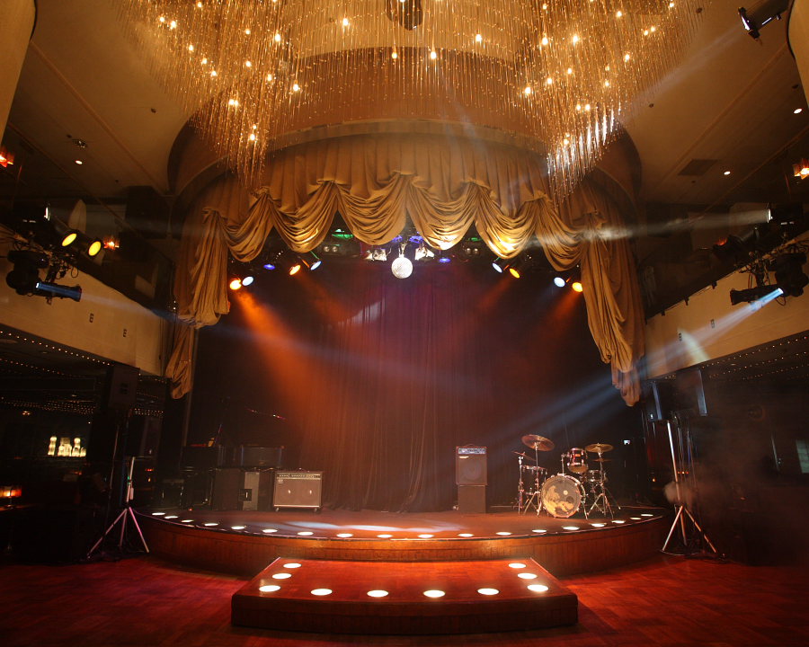 クラブ月世界 神戸の三宮にある元キャバレーで現ライブ イベントホール クラブ月世界 ジャッキーチェンの映画でも撮影しました 結婚式二次会 一般パーティ ライブも可能です コロちゃんの影響で今は自粛中ですが落ち着いたら遊びに来て下さい 協力し